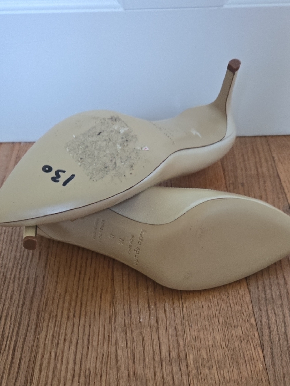 Kate Spade Pointed Toe Bow Pumps in Patent Cream 7.5 - Picture 8 of 8